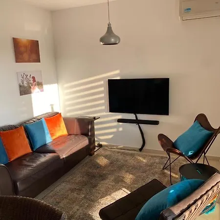 Gorgeous 1 Bedroom Close To Town Centre דירה