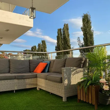 Gorgeous 1 Bedroom Close To Town Centre דירה *